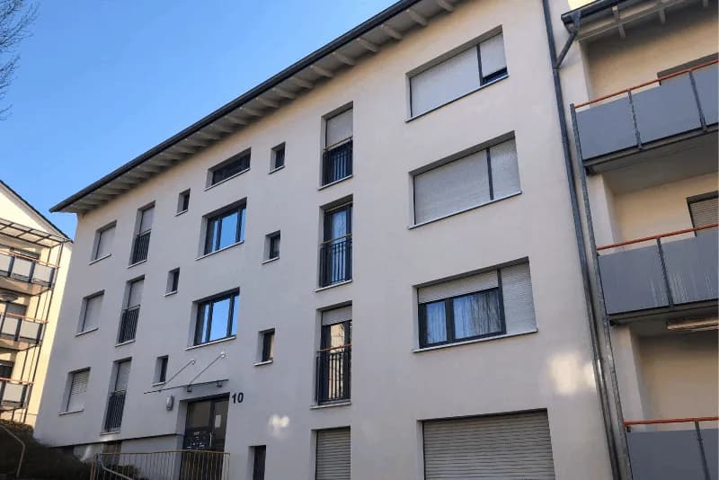 Saubere Fassade nach professioneller Algenentfernung
