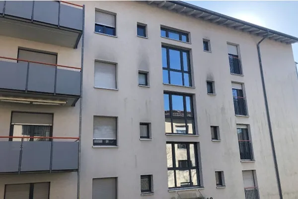 Verschmutzte WDVS-Fassade vor der Reinigung