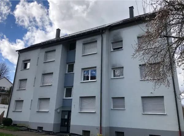 Stark verschmutzte Gebäudefassade vor der Reinigung