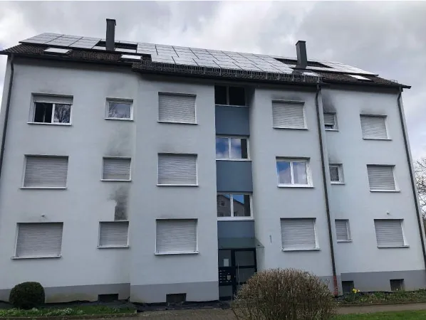 Hausfassade mit Grünbelag vor der Reinigung
