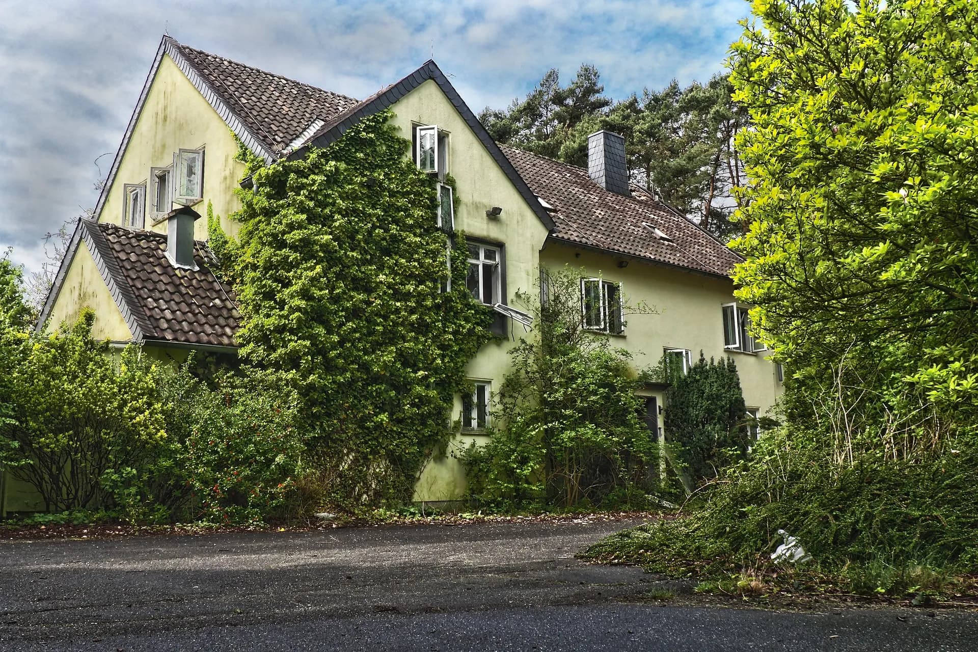Haus mit verschmutzter Fassade