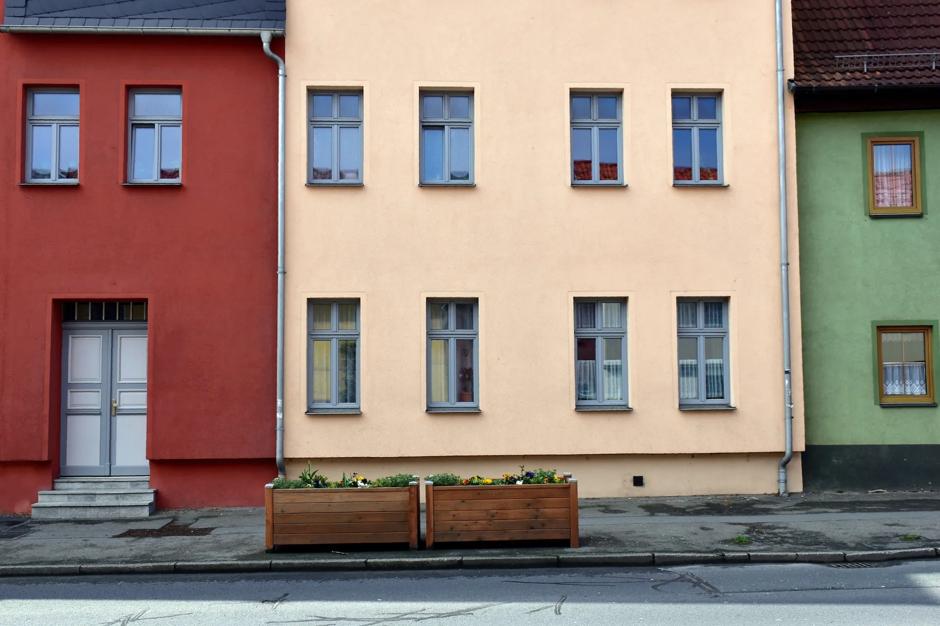 Fassade von Stadthäusern mit Blumenkästen