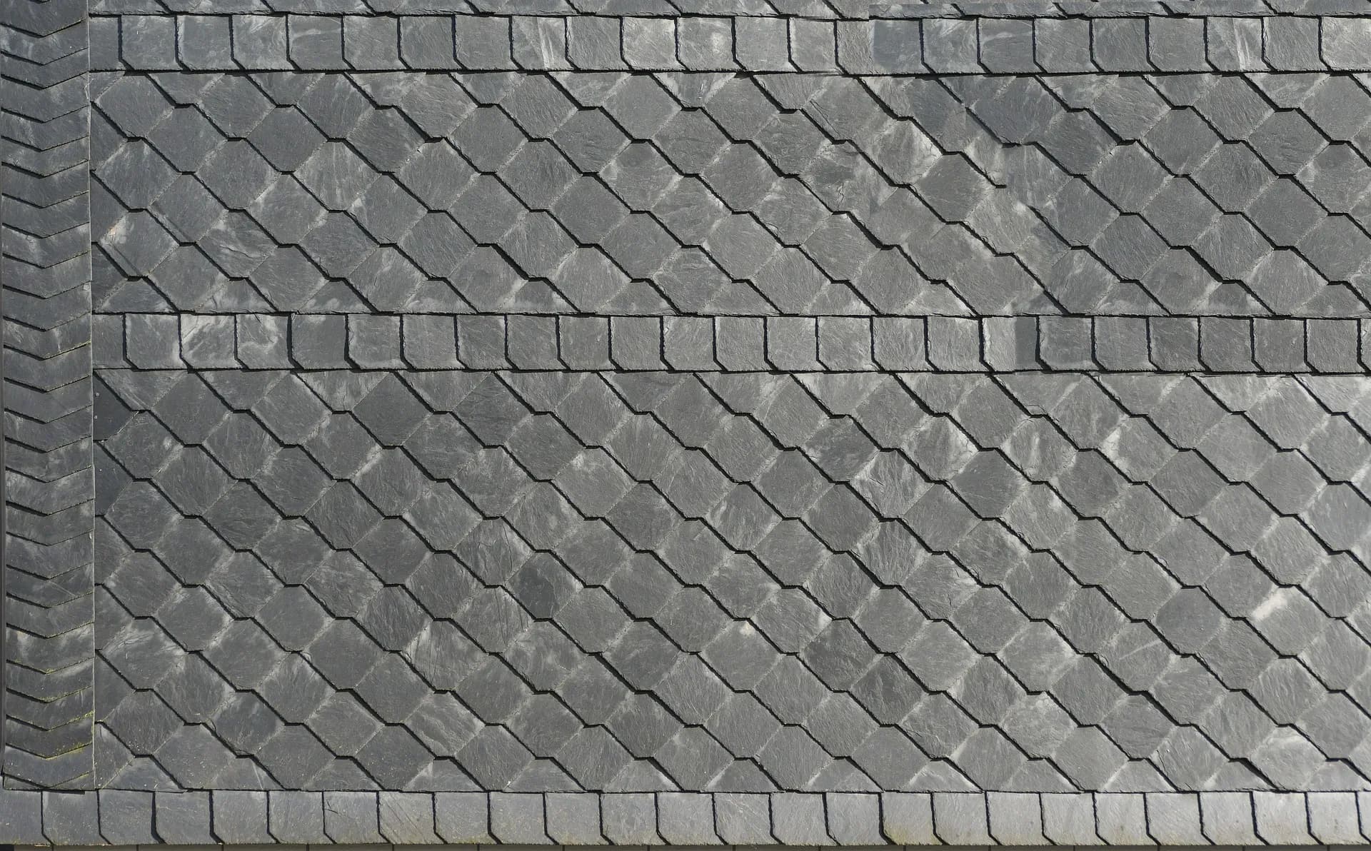 Eine Hausfassade aus Schiefer